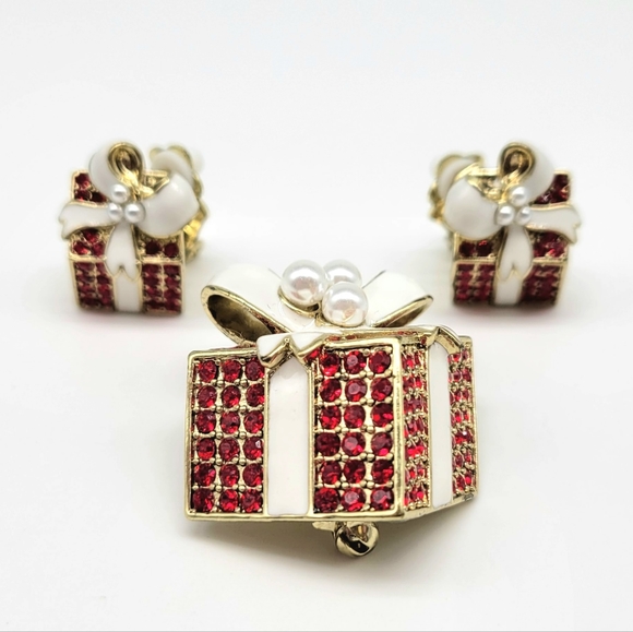 Heidi Daus Gift Shaped Pin and Clip On Earrings Set w/ Swarovski Crystal + Pearl - Picture 9 of 17